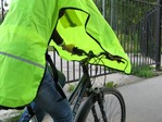 Передняя часть накидки от дождя закрепляется с помощью петель для рук велосипедиста