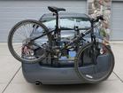Велосипед, закрепленный на автомобильном велобажнике Bones 3 Bike 801BL не мешает обзору в зеркала: превью