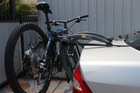 Исключается контакт велосипеда, закрепленного на автомобильном велобагажнике Bones 3 Bike с кузовом автомобиля: превью